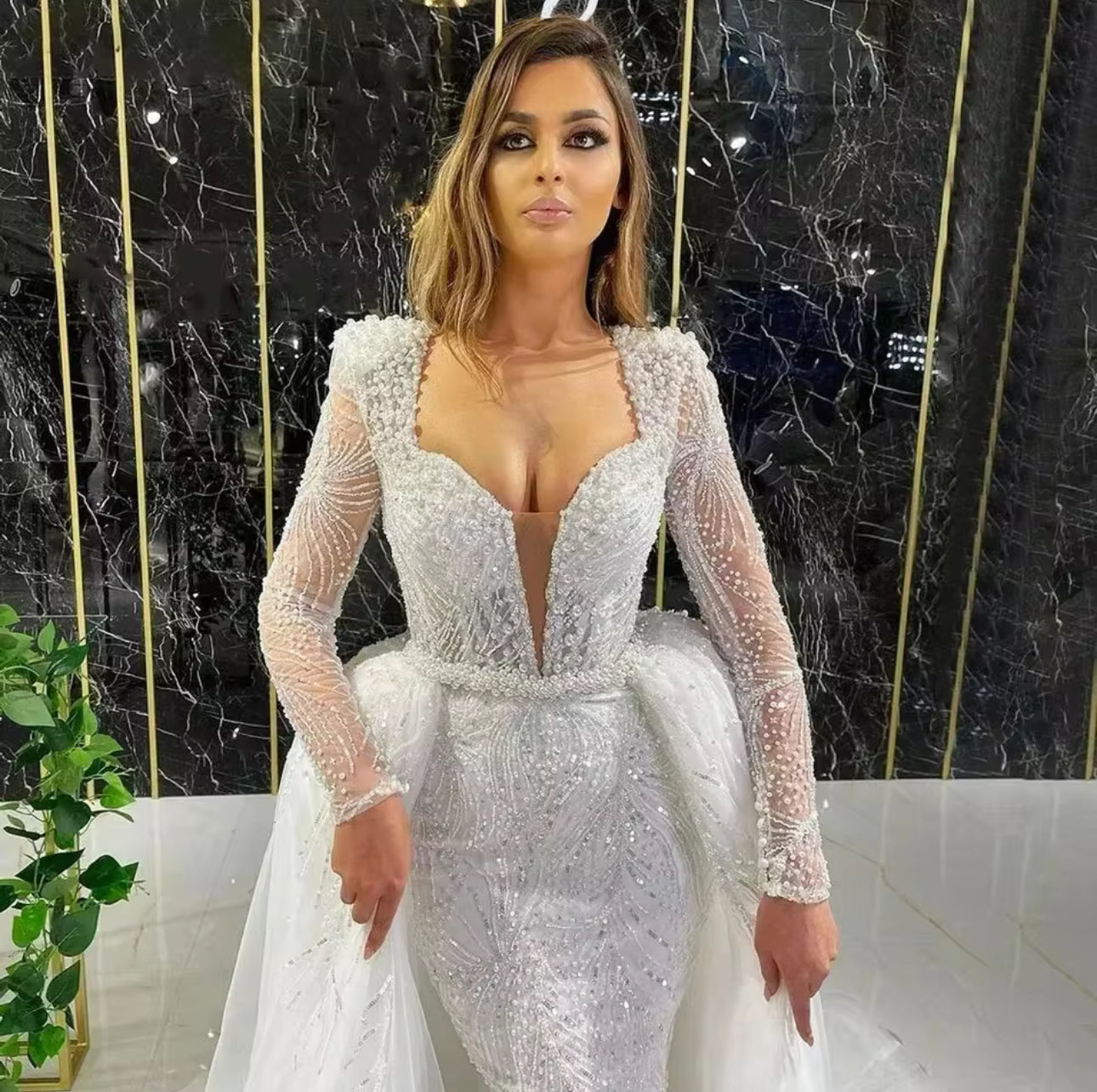 Robe de mariée Sirène – Luxe, perles et paillettes, col en V profond, traîne détachable