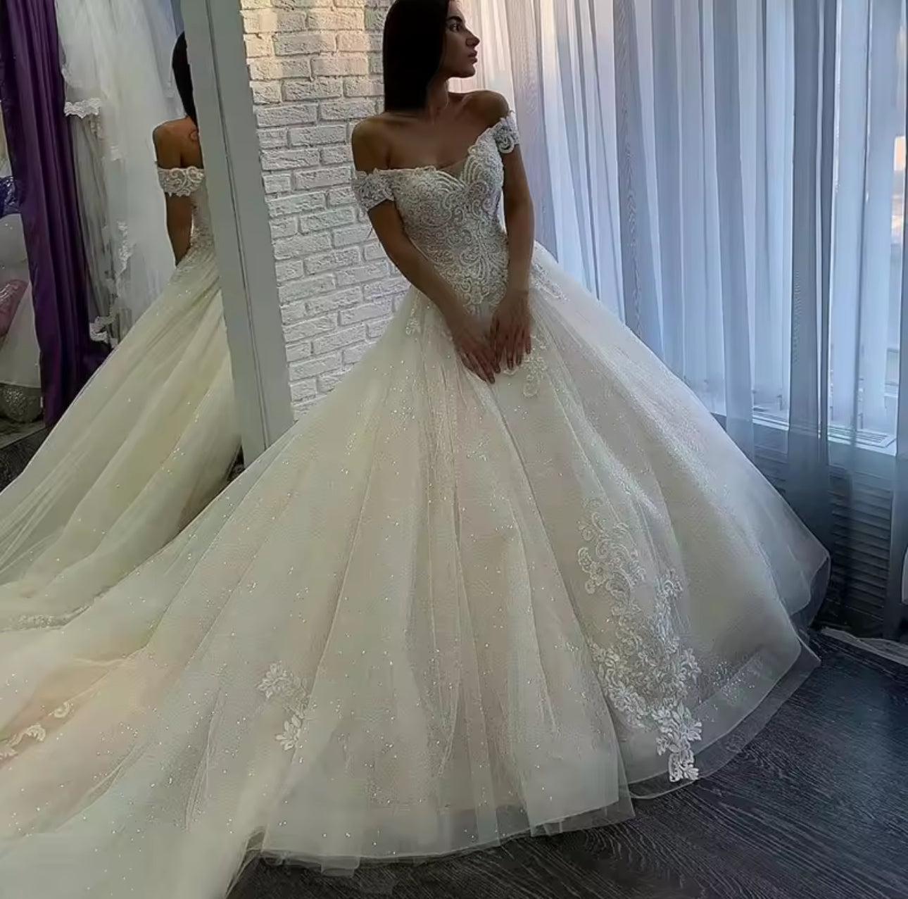 Robe de mariée Maria🤍– Élégante en tulle et organza, décolleté V, manches courtes, traîne chapelle
