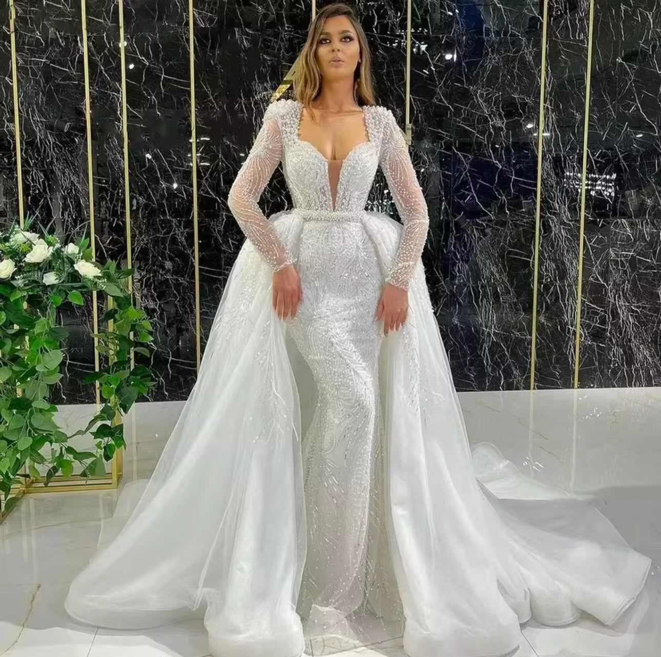 Robe de mariée Sirène – Luxe, perles et paillettes, col en V profond, traîne détachable